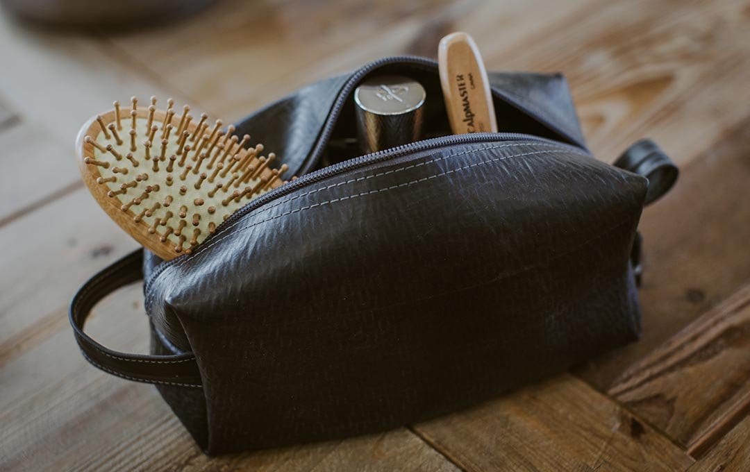 ALCHEMYGOODS-LARGEDOPPKIT-ELLIOTT-3 Large dopp kit by Alchemy Goods shown with open zipper; can hold many toiletry items for your travel needs.