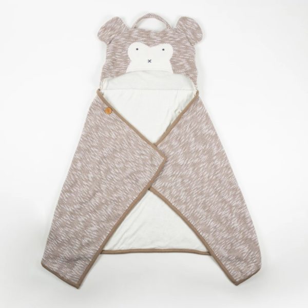 This kid's travel blanket with monkey hood is made of organic cotton and is an eco-friendly option for your little one and the planet.